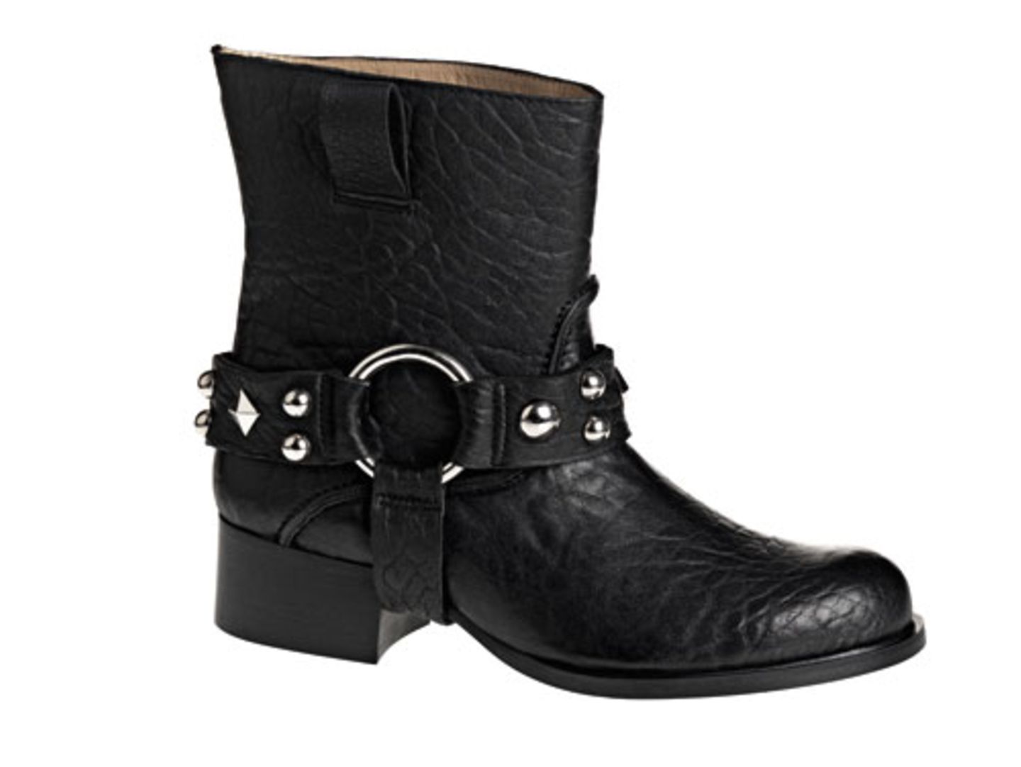 Stiefelette? Nee, zu niedlich! Bootie? Immer noch zu niedlich. Halbhoher Stiefel mit Nieten? Klingt gut - und voll im Trend. Von By Marlene Birger, um 440 Euro.