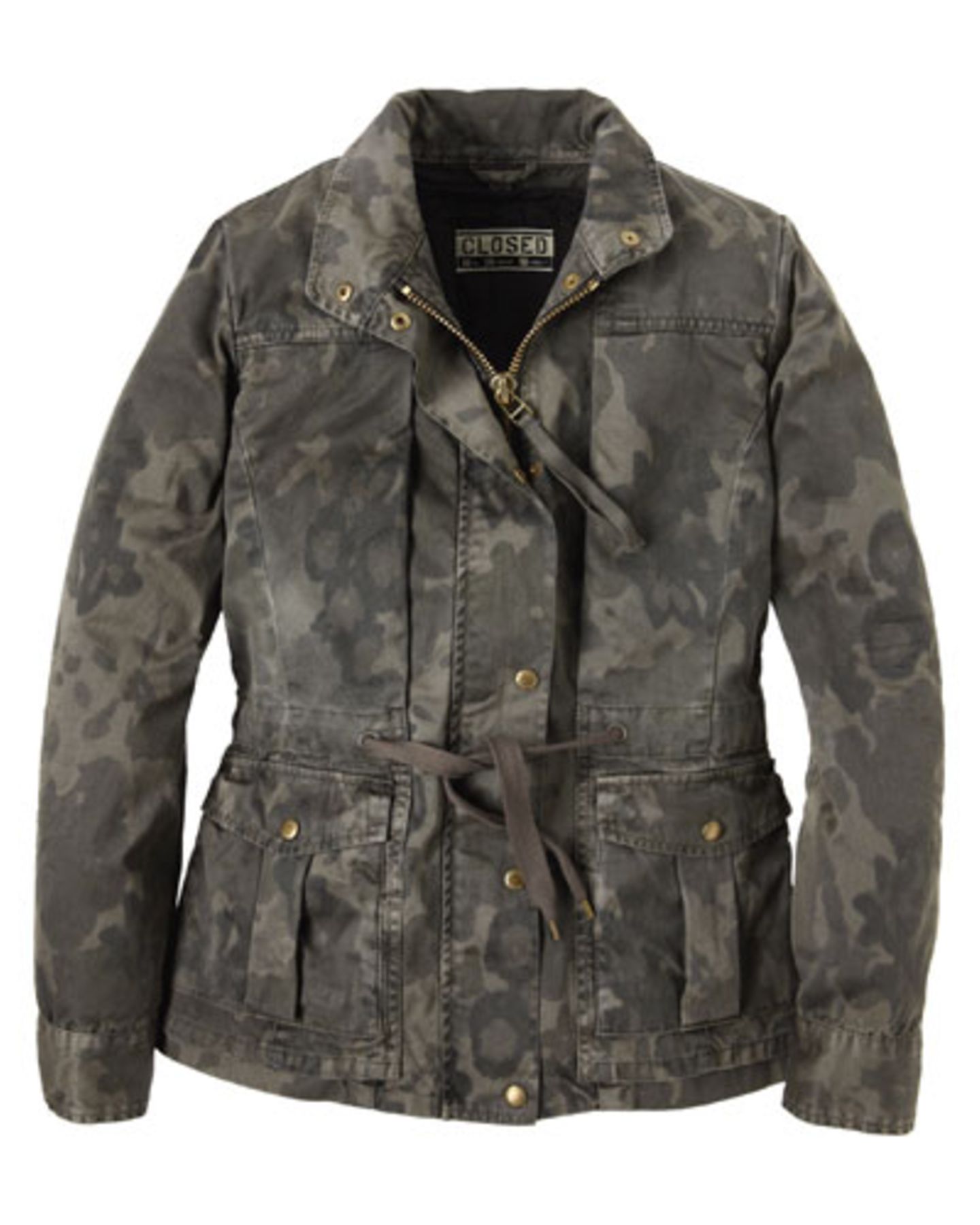 Jacke mit Camouflage-Muster und Bindegürtel in der Taille von CLOSED über Yalook, um 400 Euro.