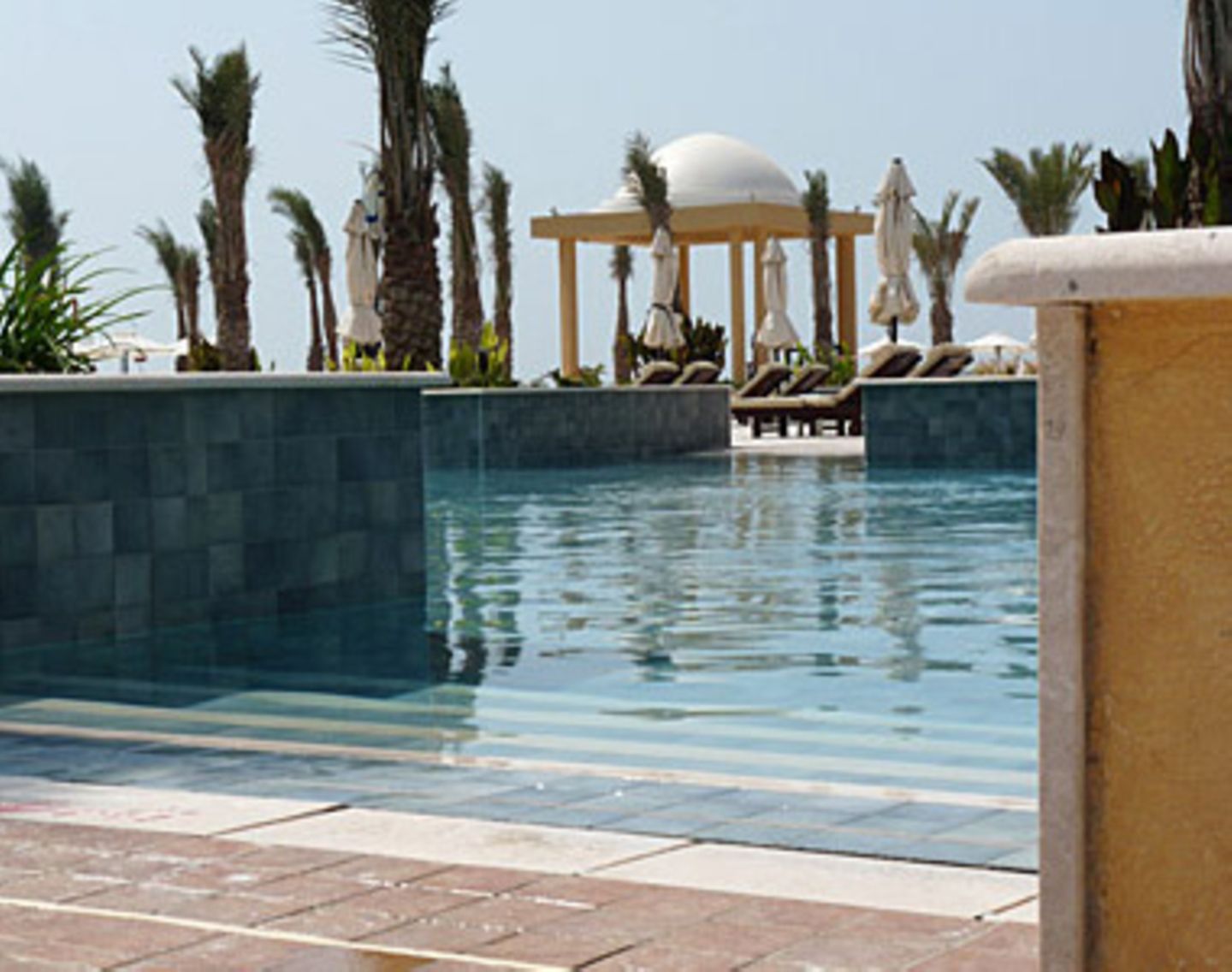 Hotels mit sechs Poolanlagen und Privatstränden sind in Dubai keine Seltenheit.