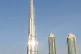 Der Burj Dubai ist mit 818 Metern der höchste Wolkenkratzer der Welt. Doch er soll noch höher werden: 1000 Meter sind geplant. Die Baukosten betragen 1,8 Milliarden Dollar. Die Eröffnung ist für den 02. Dezember 2009 geplant.