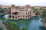 Blick vom Balkon des Al Qasr Hotels: Schon erstaunlich, wie die Bewohner eines reinen Wüstenstaats eine Stadt mit so vielen extravaganten Gebäuden, exotischen Blumen und Palmen zaubern können.