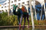 Eine bunte Kamel-Statue vor dem Jumeirah Hotel
