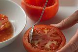 Tomaten mit einem Löffel aushöhlen