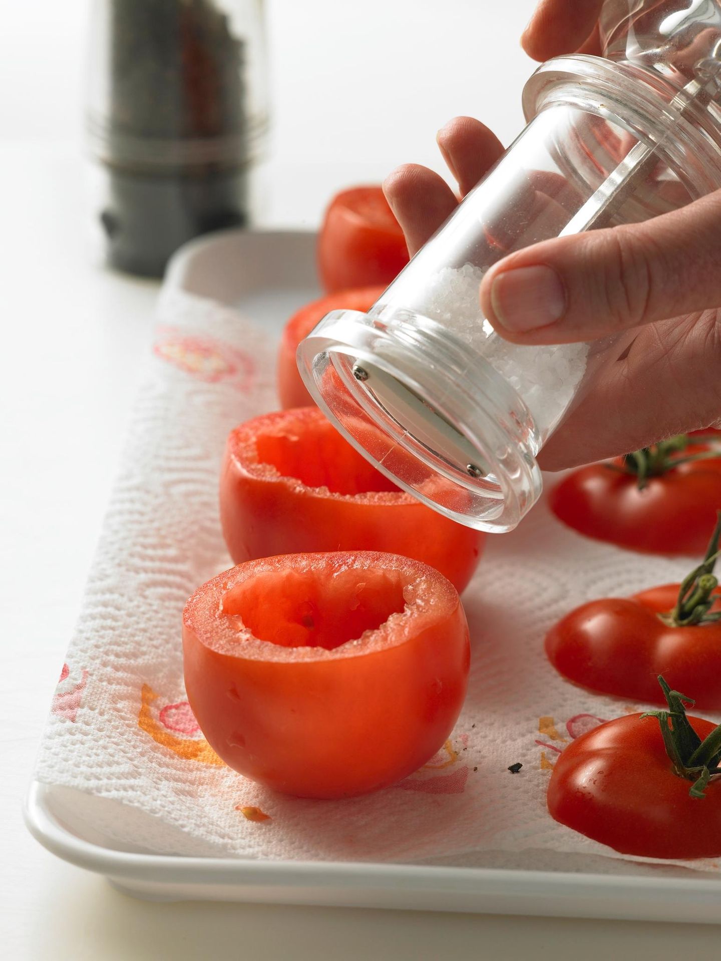 Ausgehöhlte Tomaten würzen