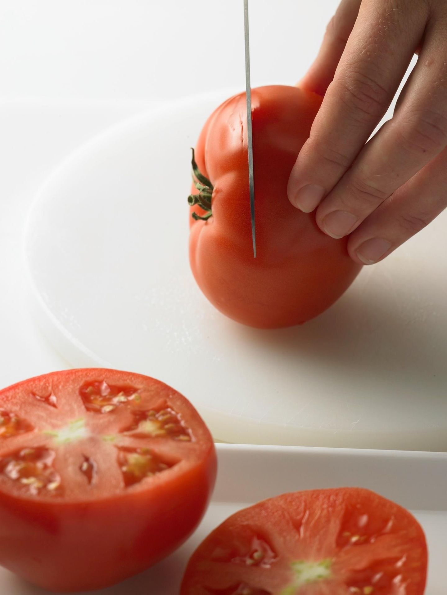 Tomaten putzen und aufschneiden