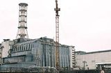 Der so genannte Sarkophag aus Beton und Stahl, der eilig zum Schutz gegen die Strahlung um den Reaktor gebaut wurde, zerfällt bereits
