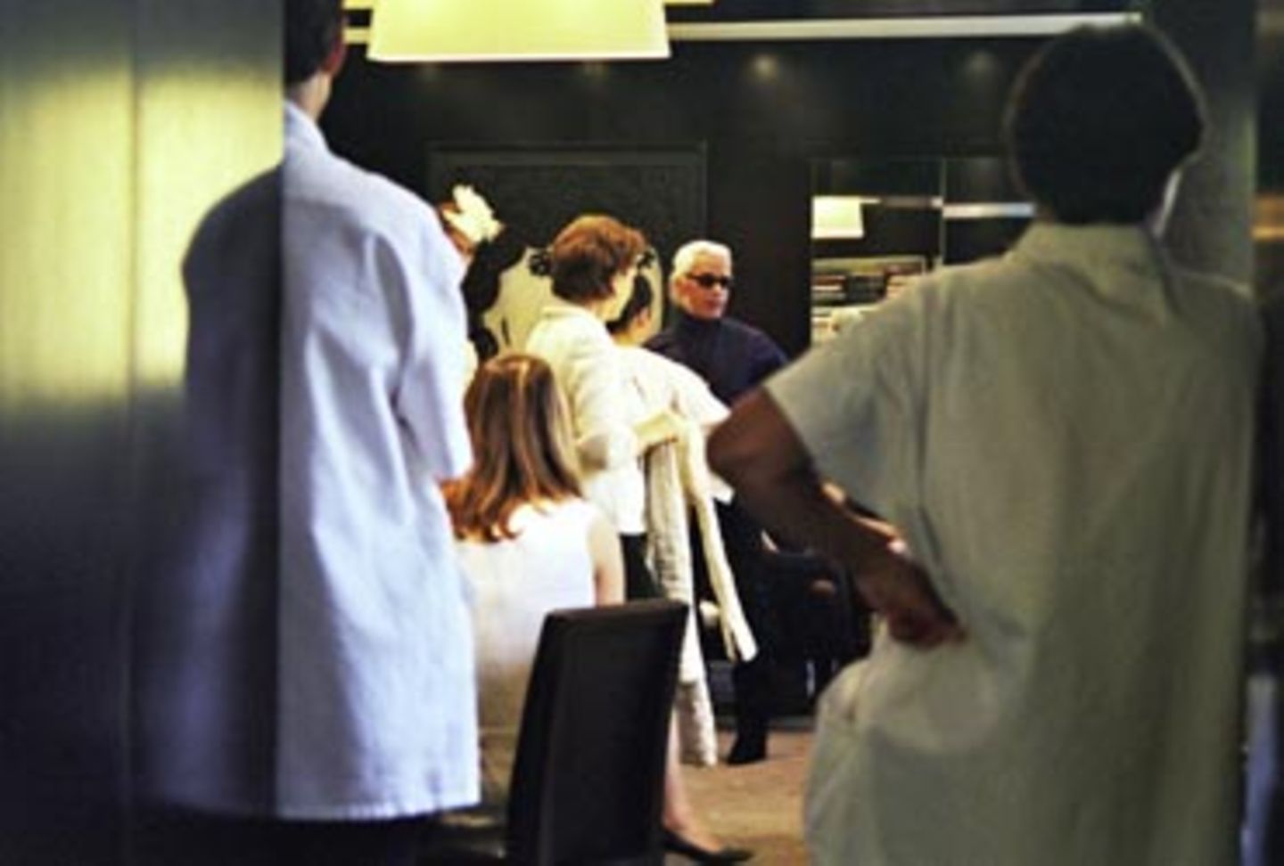 Modezar Karl Lagerfeld bei der ersten Anprobe.