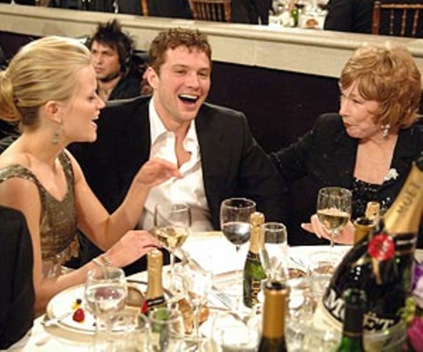 Shirley MacLaine amüsiert sich mit Reese Witherspoon und deren Mann Ryan Phillippe ...