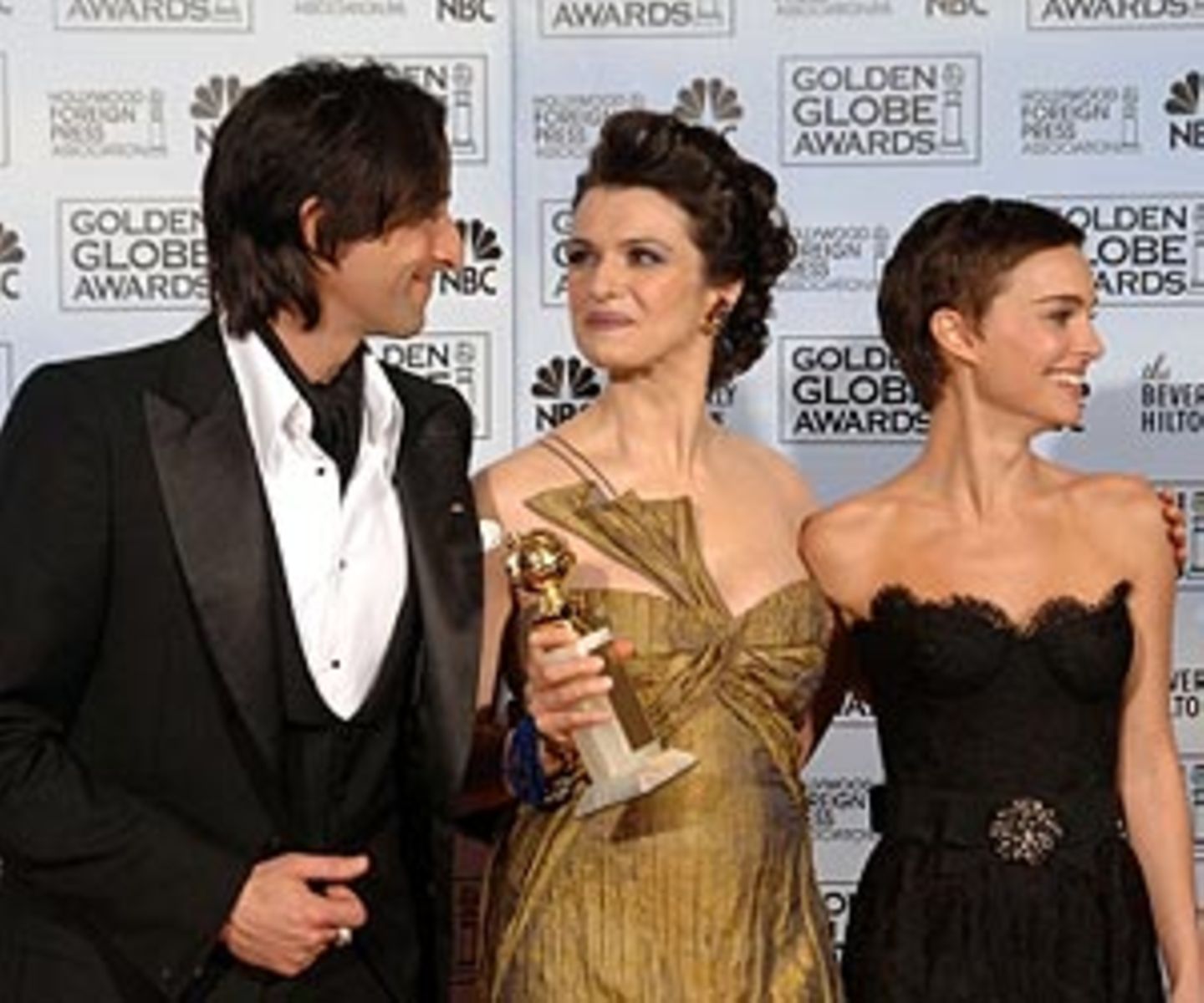 Adrien Brody und Natalie Portman nehmen Preisträgerin Rachel Weisz in ihre Mitte. Sie bekam den Golden Globe als beste Nebendarstellerin für "Der ewige Gärtner".