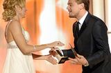 Felicity Huffman erhält ihren Golden Globe von Leonardo di Caprio.