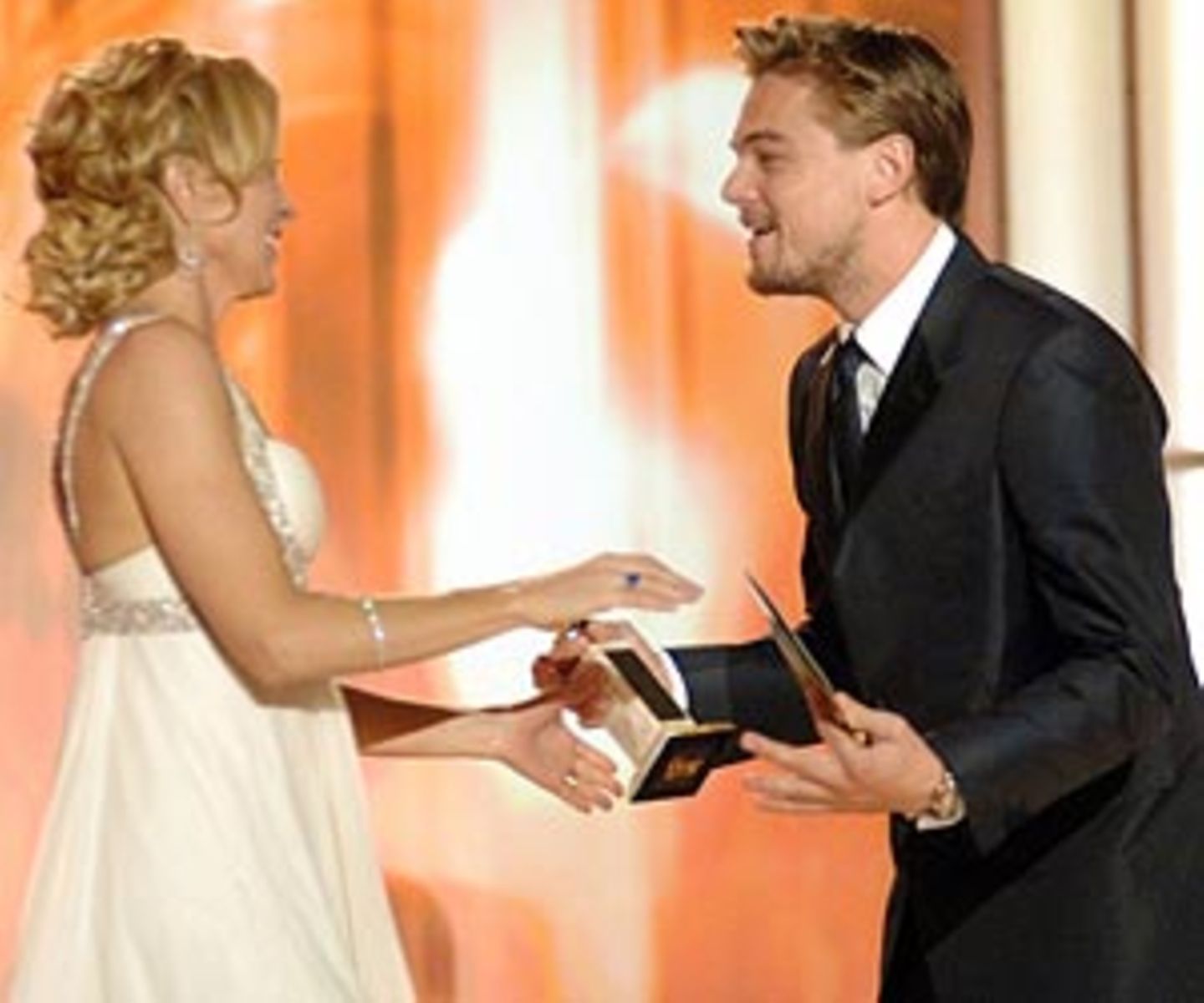 Felicity Huffman erhält ihren Golden Globe von Leonardo di Caprio.