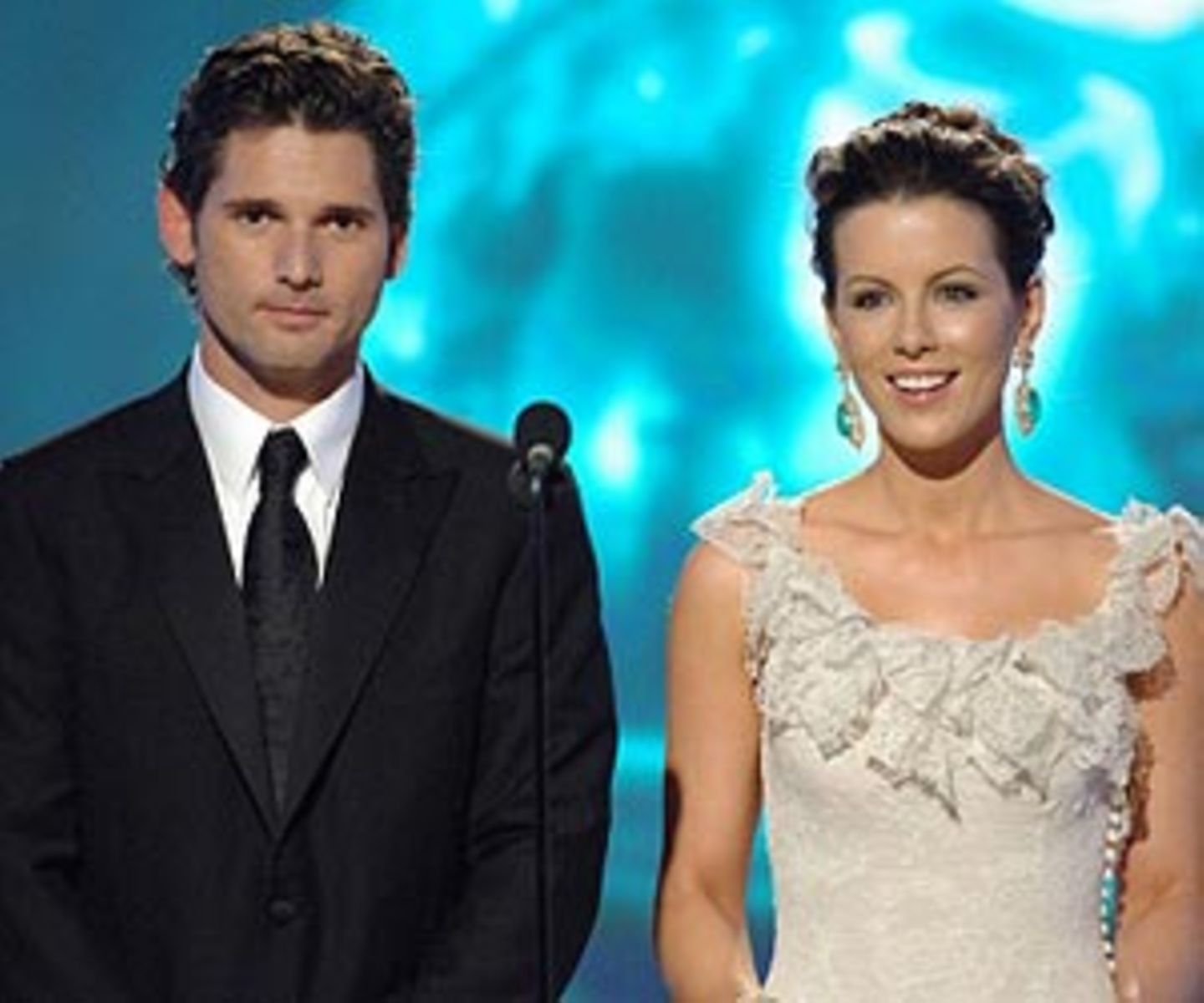 Eric Bana und Kate Beckinsale präsentieren die Kategorie "Bester Darsteller in einem Mehrteiler oder Fernsehfilm".