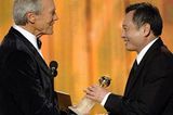 Clint Eastwood (l.) überreicht Kollege Ang Lee den Golden Globe für die beste Regie.