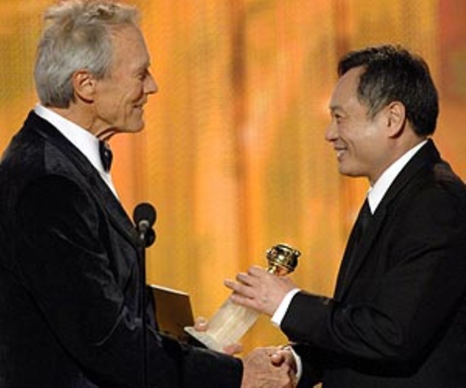 Clint Eastwood (l.) überreicht Kollege Ang Lee den Golden Globe für die beste Regie.