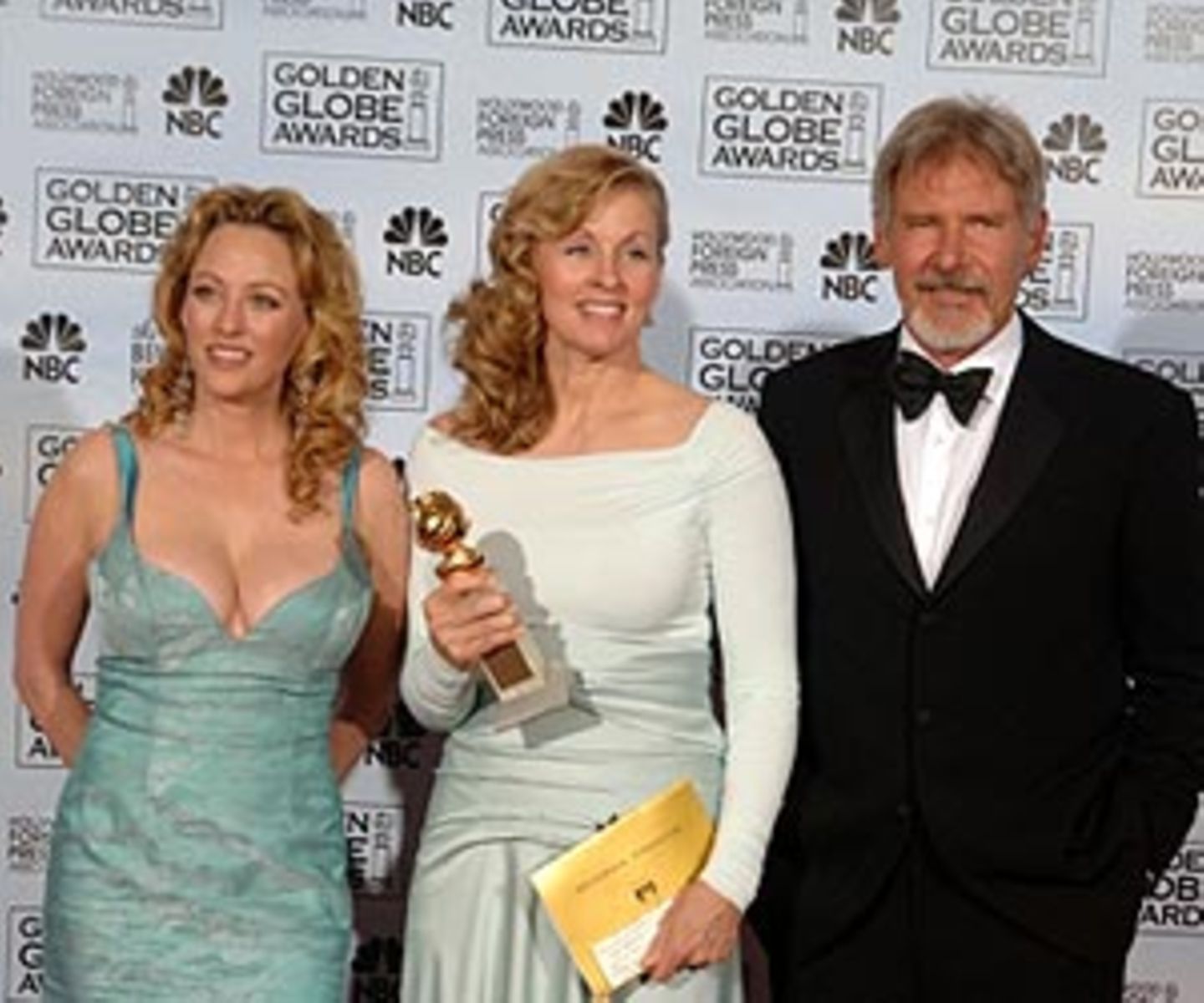 Virginia Madsen (l.) und Harrison Ford mit Diana Ossana, die die Auszeichnung für das Drehbuch zu "Brokeback Mountain" erhielt.