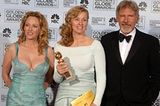 Virginia Madsen (l.) und Harrison Ford mit Diana Ossana, die die Auszeichnung für das Drehbuch zu "Brokeback Mountain" erhielt.