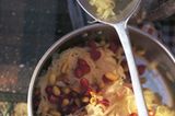 Der Star für einen Tag: Der deftige Sauerkrautsalat mit Pinien- und Granatapfelkernen passt aufs Brot, zu Gegrilltem und solo. Zum Rezept: Sauerkrautsalat