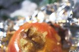 Der herrlich Unentbehrliche: Bratapfel mit Mandel-Orangen-Füllung. Wir grillen ihn direkt in der Glut oder auf dem Grillrost und servieren ihn mit Vanillesoße. Zum Rezept: Bratapfel vom Grill