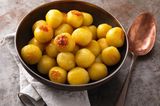 Martinsgans wird mit karamellisierten Kartoffelnknödeln serviert