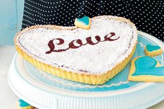 Dieser schokoladige Kuchen ist schnell gebacken: Mit einer Herz-Tarteform und einer Love-Schablone kann er eine besondere Überaschung für Ihren Liebsten werden. Zum Rezept: "Love"-Kuchen Dieser schokoladige Kuchen ist schnell gebacken: Mit einer Herz-Tarteform und einer Love-Schablone kann er eine besondere Überaschung für Ihren Liebsten werden. Zum Rezept: "Love"-Kuchen