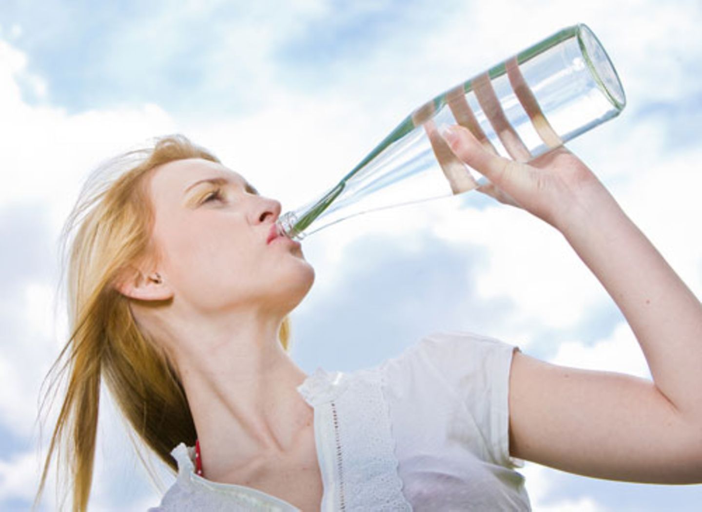 4. Viel Wasser trinken macht glatte Haut - stimmt das?