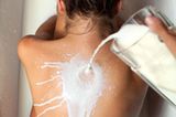 8. In Milch baden beschert eine Samt-Haut - stimmt das?