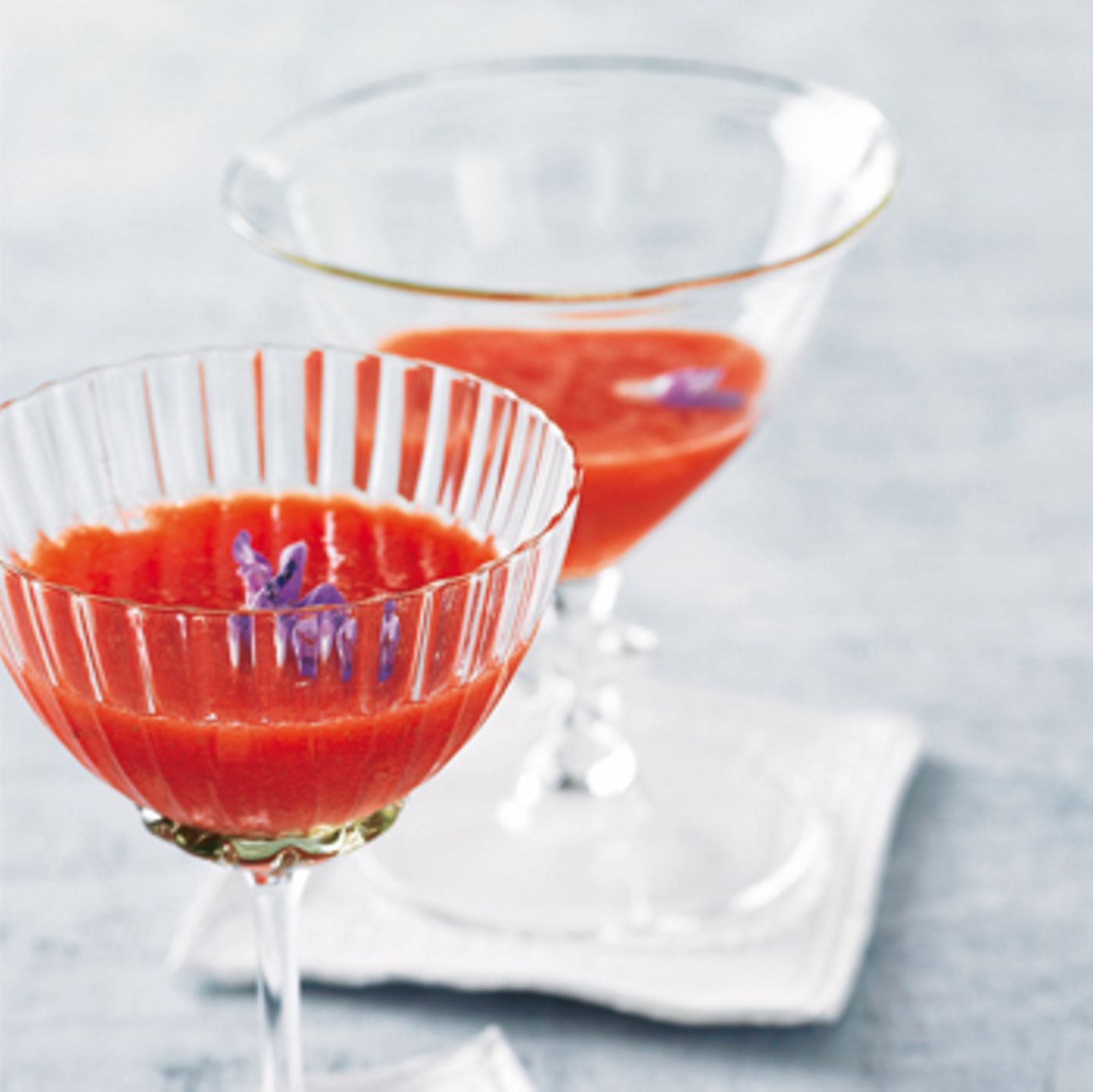 Erdbeer-Daiquiri mit Salbeiblüten