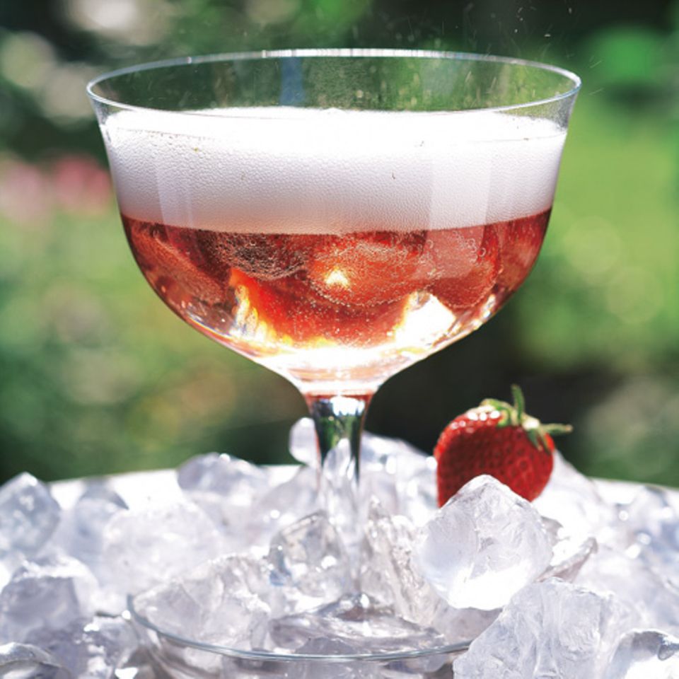 Ohne Reue: halb gefrorene Erdbeerstückchen mit Wermut und Sekt. Zum Rezept: Erdbeer-Martini-Cocktail