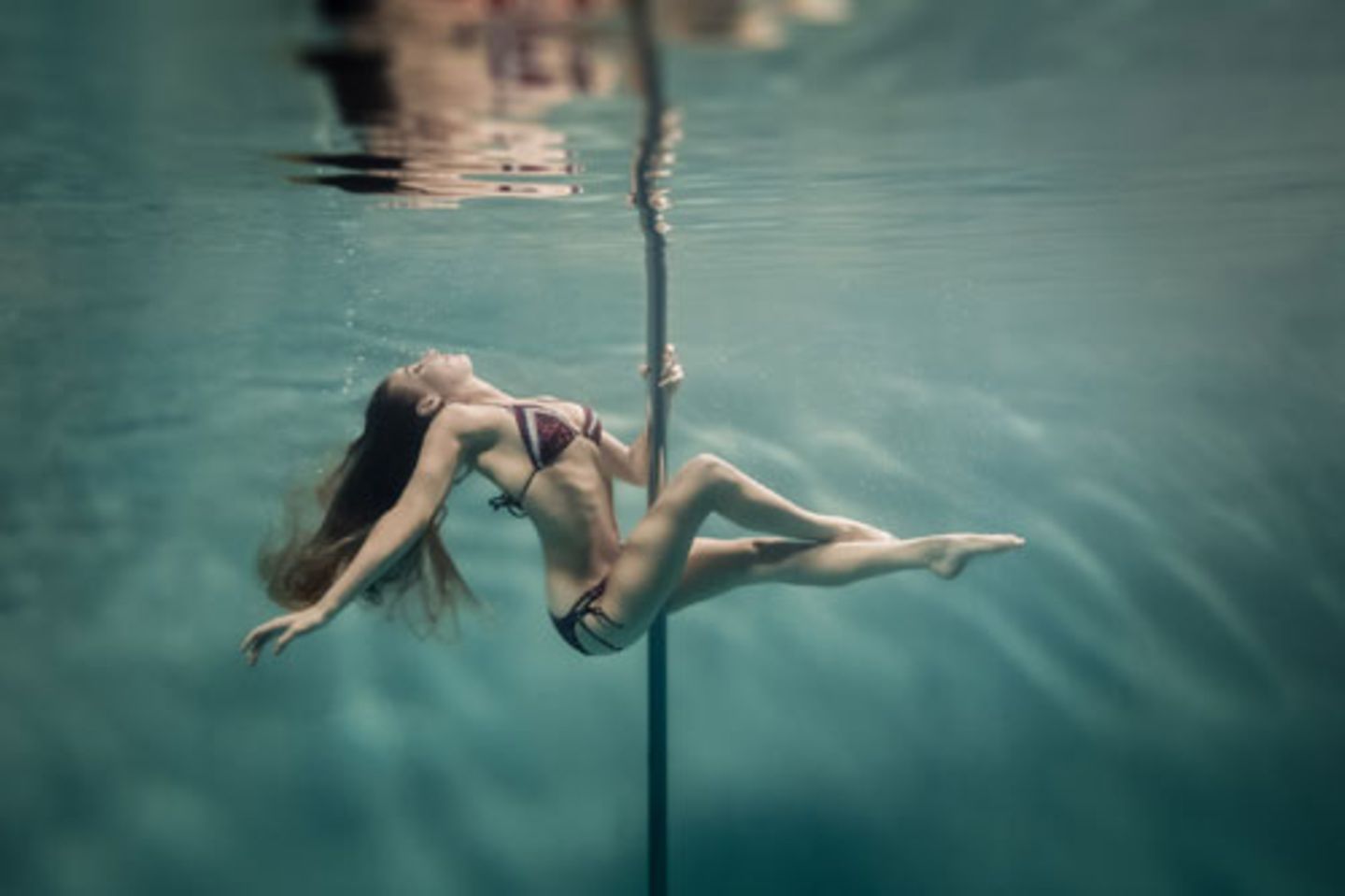 Luft anhalten und Posieren: Pole Dance unter Wasser