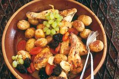 Im Ofen geschmort, gelingt es immer. Einfach köstlich! Zum Rezept: Kartoffeln mit Huhn und Backobst Im Ofen geschmort, gelingt es immer. Einfach köstlich! Zum Rezept: Kartoffeln mit Huhn und Backobst