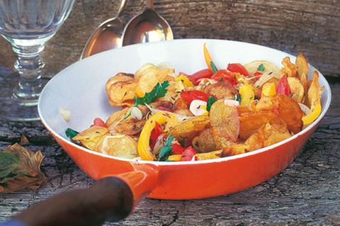 Bei Bratkartoffeln gilt: Hauptsache, schön knusprig! Diese Variante wird mit Tomate, Zwiebeln, Knoblauch und Paprika gemacht. Zum Rezept: Spanische Bratkartoffeln