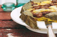 Der Clou dieser köstlichen Tarte sind Weinblätter und Maronen. Zum Rezept: Kartoffeltarte mit Portweinsahne Der Clou dieser köstlichen Tarte sind Weinblätter und Maronen. Zum Rezept: Kartoffeltarte mit Portweinsahne