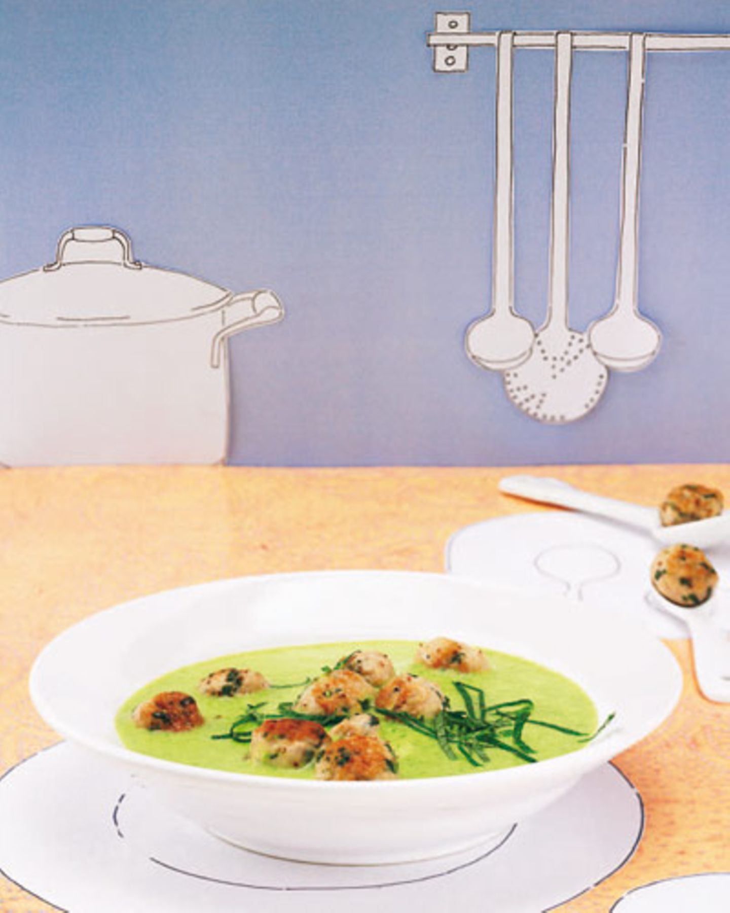 Saftig grüne Erbsen werden mit Sahne und Kartoffeln zu einer sämigen Suppe püriert. Leckere Einlage zum Sattessen: kugelrunde Minzklößchen aus Kalbsbrät. Zum Rezept: Erbsensuppe mit Minzklößchen