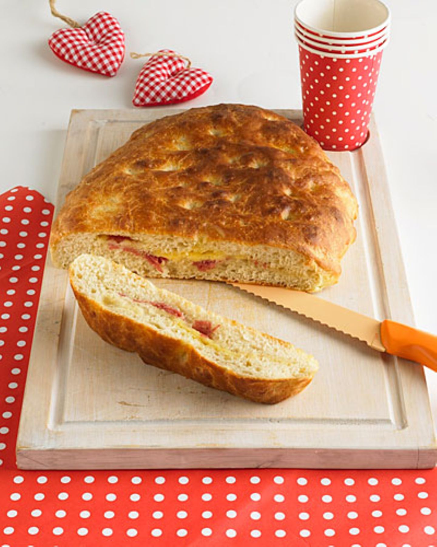 In diesem Brot wird der Belag einfach mitgebacken: Der lockere Hefeteig ist mit Käse und Salami gefüllt - yummie! Zum Rezept: Gefüllte Foccacia Zum Rezept: Gefüllte Foccacia