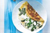 Der Name Caprese bezieht sich auf den beliebten italienischen Vorspeisensalat aus Tomaten, Mozzarella, Basilikum und Olivenöl - und genau diese Zutaten finden ihren Weg in dieses Frühstücks-Omelett. Zum Rezept: Ei Caprese