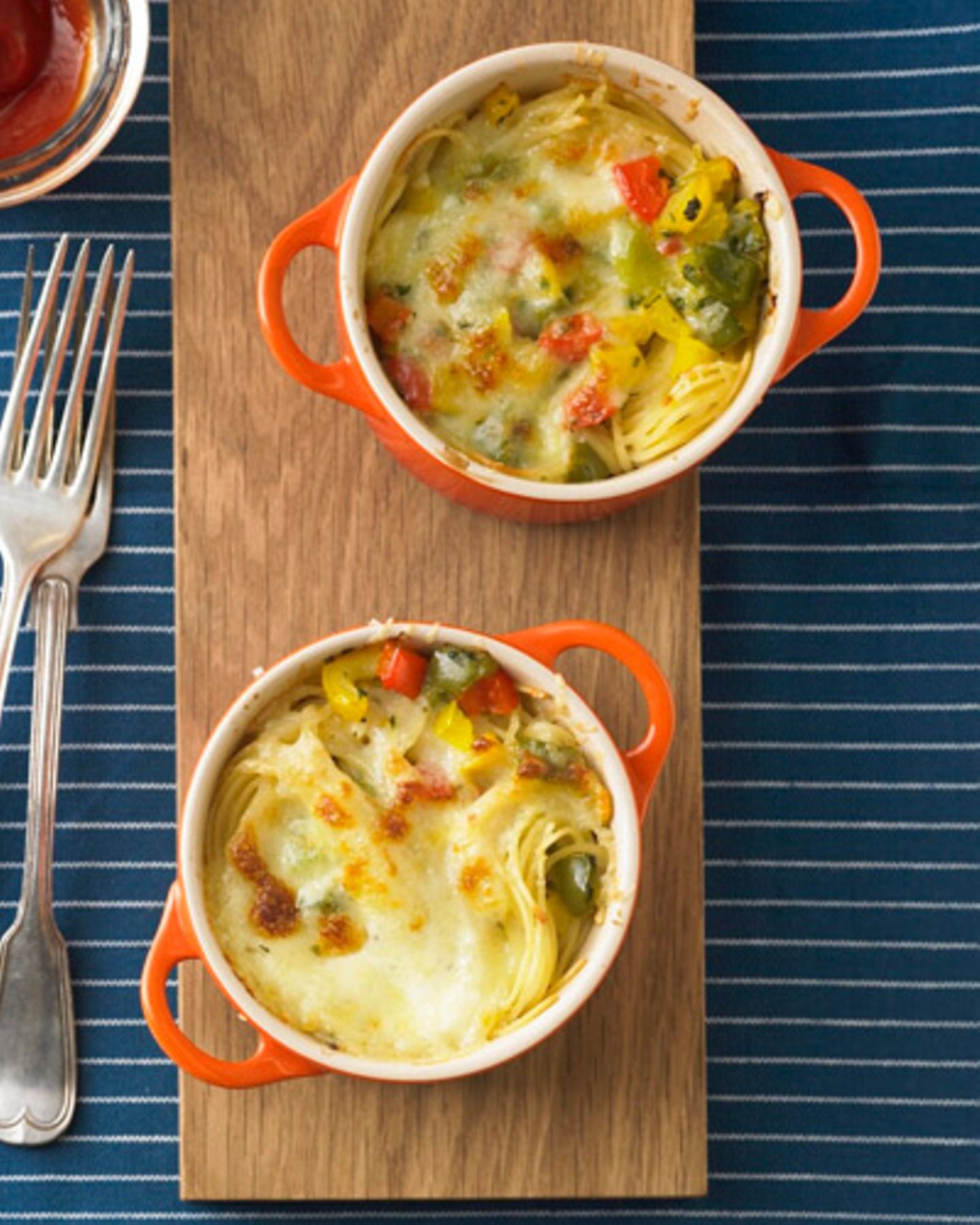 Eine Auflaufform brauchen Sie für den vegetarischen Nudelauflauf nicht: Er gart ganz unkompliziert in der Tasse. Zitrone und Kräuter sorgen für eine frische Note. Zum Rezept: Spaghetti-Tassenauflauf