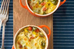 You don't need a casserole dish for the vegetarian pasta bake: it cooks easily in the cup. Lemon and herbs provide a fresh note. The recipe: spaghetti cup casserole