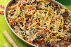 Colorful and healthy: lots of tomatoes, lots of mushrooms, that's the secret of this pasta bake. For cream and cheese, we rely on the reduced-fat variants, which makes the casserole even easier. About the recipe: Colorful pasta bake