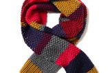 Dieser bunte Kaschmirschall ist ein perfekt wärmendes Accessoires für kalte Tage. Passt hervorragend zu einem schlichten Pullover oder Strickjacke.