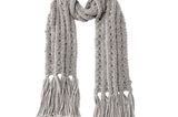 Extra langer Zopfschal ist eine kuschelige Variante gegen die Kälte und sieht auch noch gut aus. Mit ein bisschen Ehrgeiz - können auch ungeübte Strickerinnen den hinkriegen.