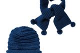 Für stilbewusste Mädchen: Mütze und passender Schal in edlem Dunkelblau, beide in Rippenmuster gestrickt; der Schal hat am Ende kleine Bommel.