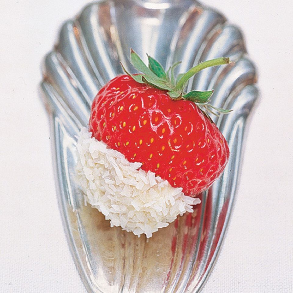 Erdbeeren sind botanisch gesehen Nüsse - da liegt eine Kombination aus Erdbeeren, weißer Schokolade und Kokosnuss doch sehr nahe. Zum Rezept: Erdbeeren mit Schoko-Kokos-Spitze