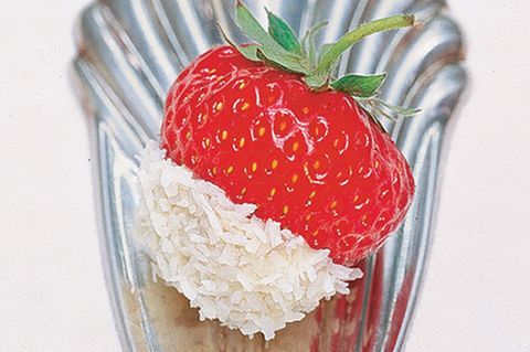 Erdbeeren sind botanisch gesehen Nüsse - da liegt eine Kombination aus Erdbeeren, weißer Schokolade und Kokosnuss doch sehr nahe. Zum Rezept: Erdbeeren mit Schoko-Kokos-Spitze