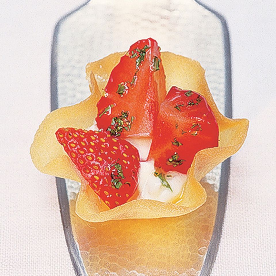Hippen sind zwar nicht einfach zu backen, aber das ideale "Körbchen" für so eine königliche Frucht wie die Erdbeere. Zum Rezept: Erdbeer-Hippen