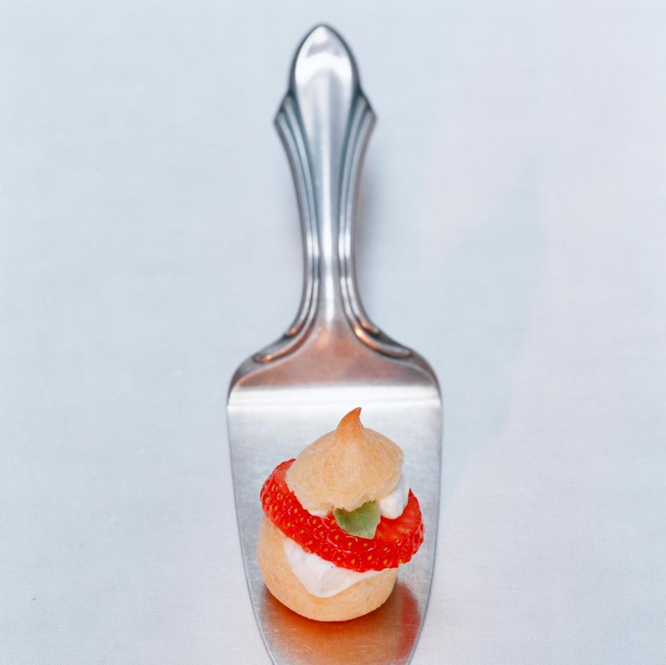 Mini-Windbeutel mit Erdbeeren und Basilikum