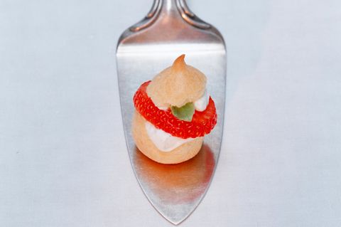 Mini-Windbeutel mit Erdbeeren und Basilikum