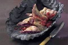 Die Maultaschen sind gefüllt mit Fleischbrät, Brot und feinen Gewürzen. Gekrönt werden sie mit Essig-Schalotten. Zum Rezept: Rotkohl-Maultaschen Die Maultaschen sind gefüllt mit Fleischbrät, Brot und feinen Gewürzen. Gekrönt werden sie mit Essig-Schalotten. Zum Rezept: Rotkohl-Maultaschen