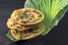 Statt Zwiebeln kommt hier Sauerkraut auf den sonst klassischen Flammkuchen. Zum Rezept: Sauerkraut-Flammkuchen Statt Zwiebeln kommt hier Sauerkraut auf den sonst klassischen Flammkuchen. Zum Rezept: Sauerkraut-Flammkuchen