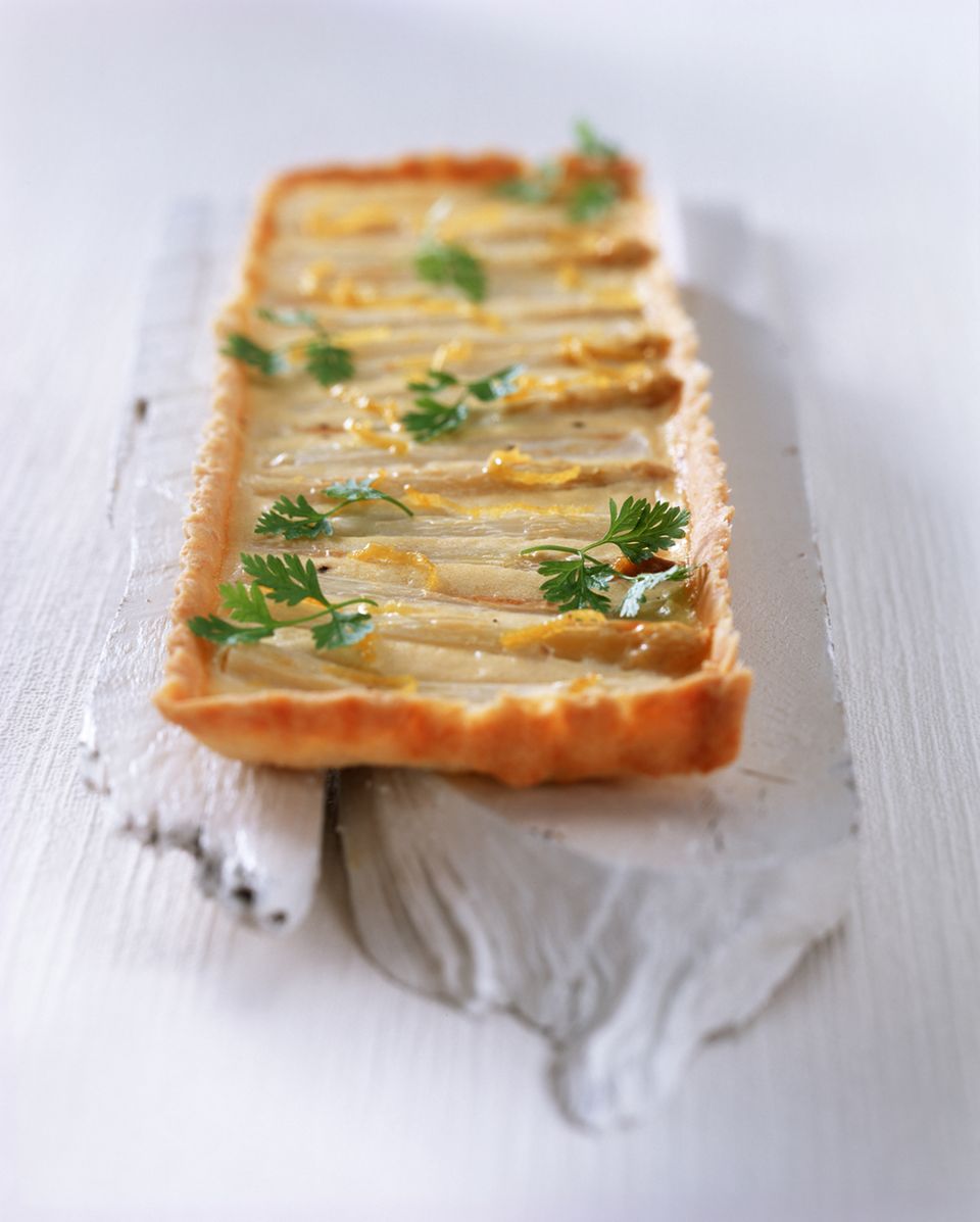 Spargeltarte mit Ziegenkäse und geriebener Zitrone Spargeltarte mit Ziegenkäse und geriebener Zitrone