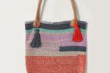 Häkeltasche aus glänzendem Baumwollmix. Wolle von Lang Yarns. Hier könnt ihr das Wollpaket für die Sommertasche bestellen für 80,40 Euro.
